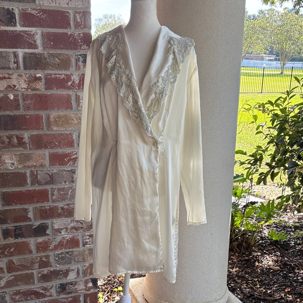 Victoria’s Secret Vintage Elegant White Lace Trim Robe M/L RN 79711